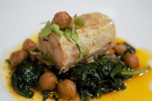 ANDALUCÍA Sevilla - TRONCO DE GARBANZOS CON CARETA DE CERDO Y ESPINACAS - Loli Rincon (Restaurante Manolo Mayo) 1